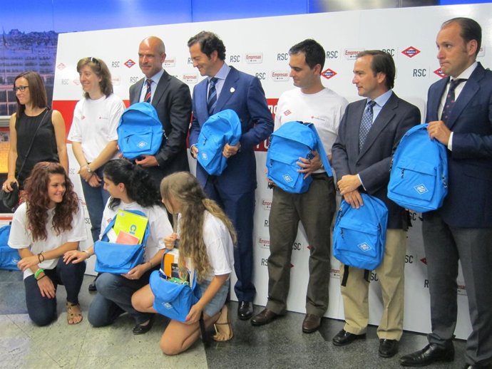 Cavero y voluntarios con donaciones de material escolar para la campaña