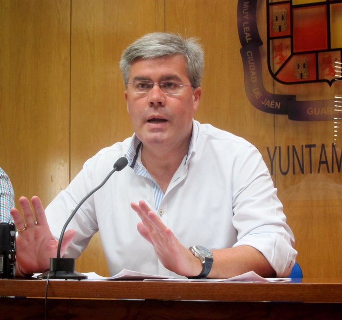 El alcalde de Jaén, José Enrique Fernández de Moya, e n la rueda de prensa.