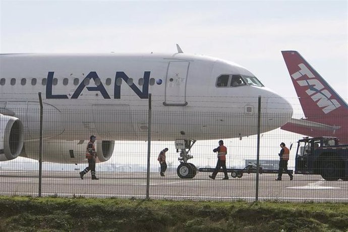 Aviones de las aerolíneas LAN y TAM, fusionadas en LATAM Airlines, aparcan en el