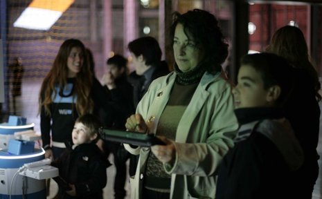 Señora jugando con videojuegos Wii U