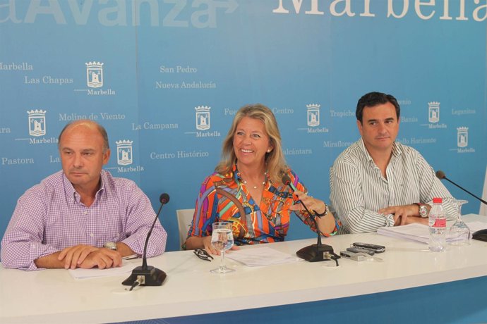 Carlos Rubio, Ángeles Muñoz y Félix Romero en el Ayuntamiento de Marbella