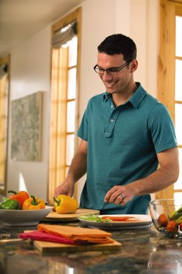 Imagen de un hombre utilizando unas gafas de Transitions Optical