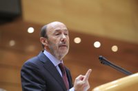 Rubalcaba: Lo importante no es qué político gana más, sino "el origen del dinero" que reciben