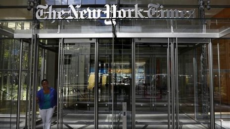 Una mujer sale del edificio de diario New York Times en Nueva York.