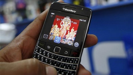 Imagen de archivo de una persona con un teléfono BlackBerry en Ahmedabad, India,