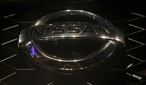 El logo de la firma Nissan en un noveo modelo de su vehículo deportivo "Terrano"