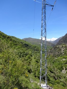 Línea eléctrica de media tensión de Endesa renovada en Sort (Lleida)