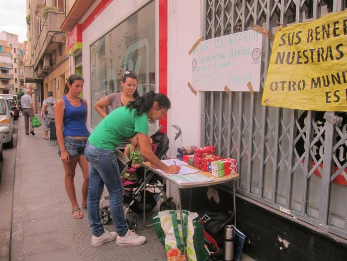 Recogida de alimentos y firmas a favor de la renta básica en Mérida
