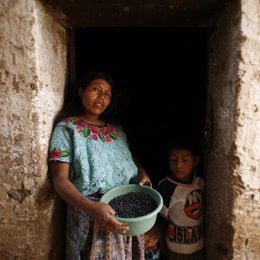 una mujer con su hijo en Guatemala