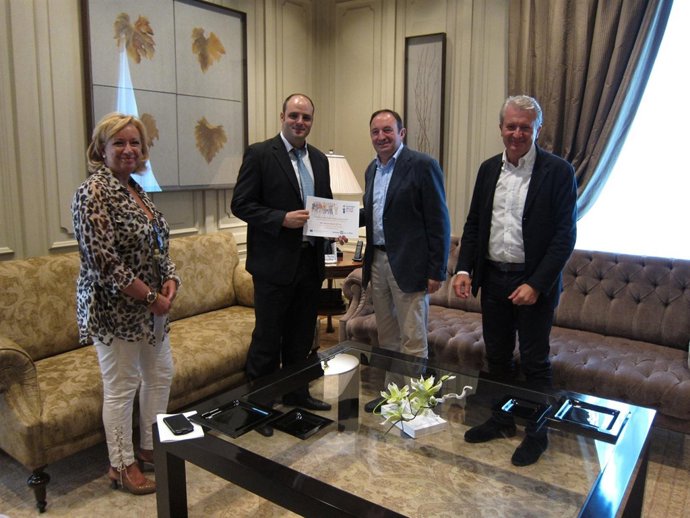 Entrega diploma Ciudadano Riojano Europeo a Javier Pérez de Interquímica