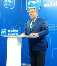 Zoido ve una "farsa" el debate de investidura de Díaz