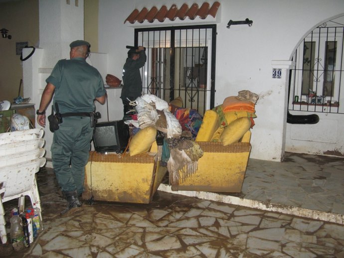 Dos agentes en el operativo de seguridad durante las riadas en Vera