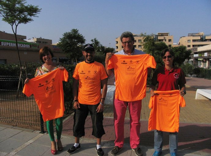 El alcalde de Mairena del Aljarafe, Ricardo Tano (PP), junto a los voluntarios