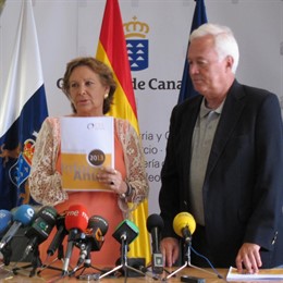 Luengo con el informe del CES que le entregó Redondo