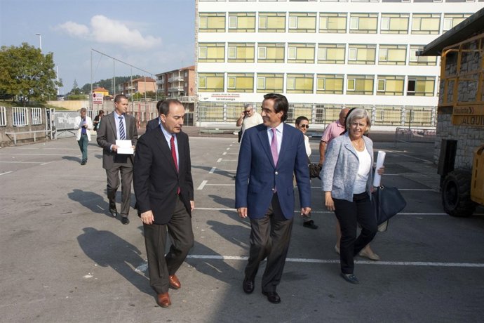 El consejero de Educación en el IES Besaya