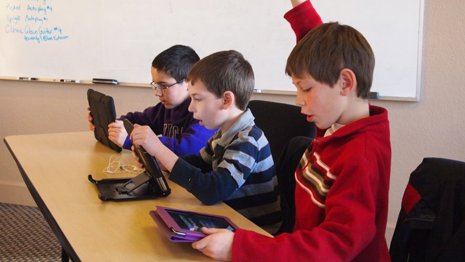 Niños niño menores con un iPad tablet Apple