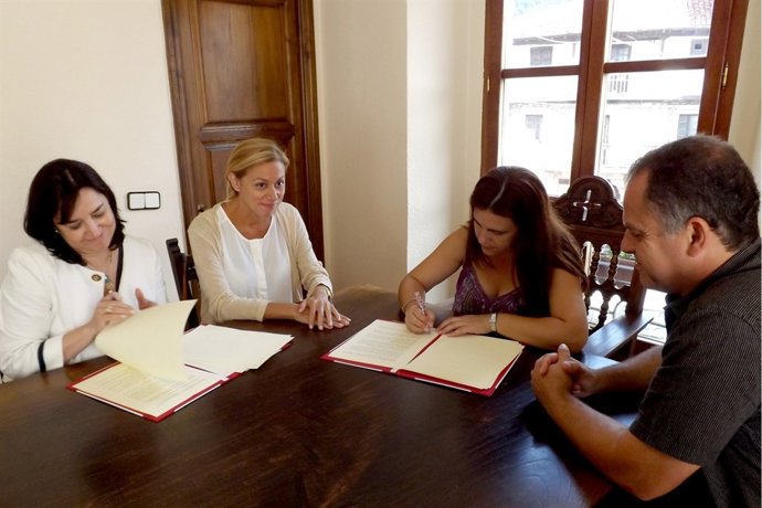 Firma del convenio para la apertura de una oficina delegada del SCE en Cabezón