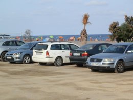 Imagen de los coches aparcados frente a la playa nudista de Vera         