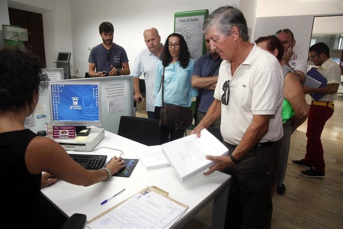 Miembros de 'Cartaya Pública' entrega en el Ayuntamiento 2.500 firmas. 