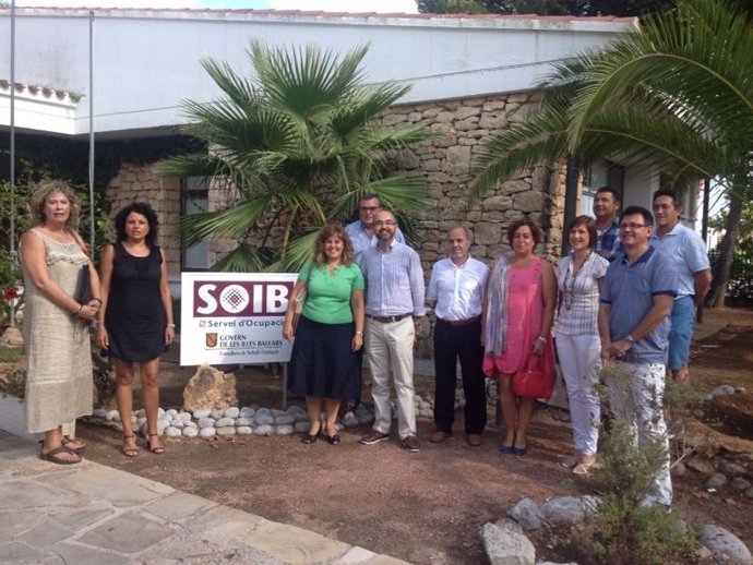 Joana Maria Camps firma de convenios en Ibiza