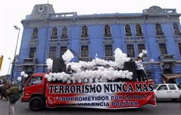 Un vehículo con un cartel contra la violencia del terrorismo en Perú 