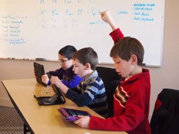 Niños niño menores con un iPad tablet Apple