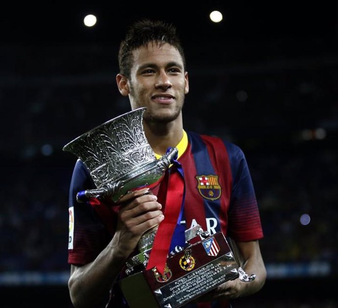 Neymar de Barcelona celebra con el trofeo después de que su equipo ganó la Super