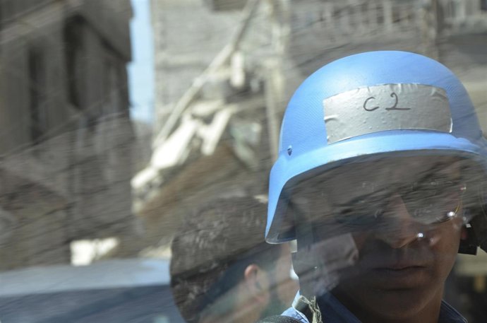 Un experto en armas químicas de Naciones Unidas durante una visita a un presunto