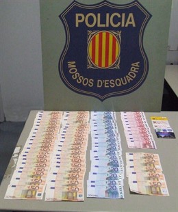 Dinero y tarjetas incautadas a los detenidos en Roses
