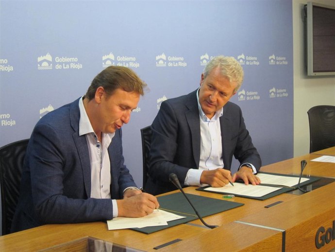 Emilio del Río y Pablo Sicilia firman el convenio para el centro cívico