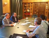 Gimeno dice a los trabajadores que se mantiene la oferta inicial del Ayuntamiento