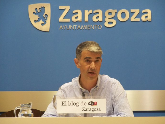 El concejal de CHA, Juan Martín, en sala de prensa del Ayuntamiento de Zaragoza