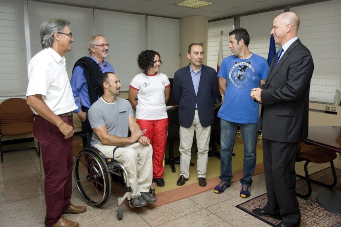 Serna recibe a los deportistas