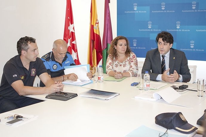 Pérez con los mandos de policía local y nacional