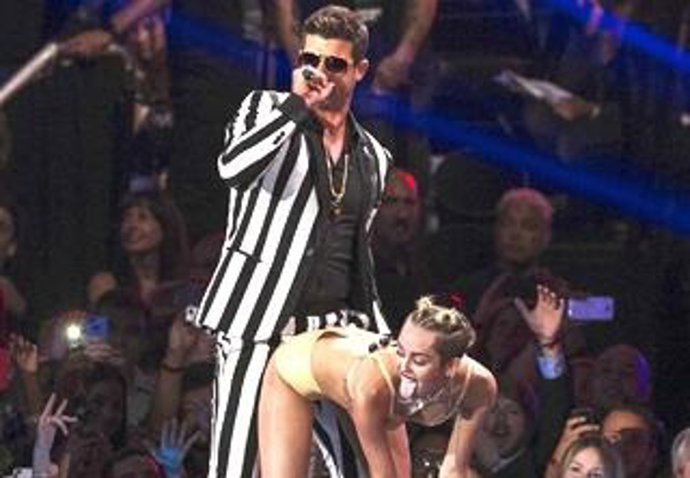 La escandalosa actuación de Miley Cyrus afecta a su relación