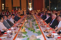 Participantes en la cena con la delegación china.