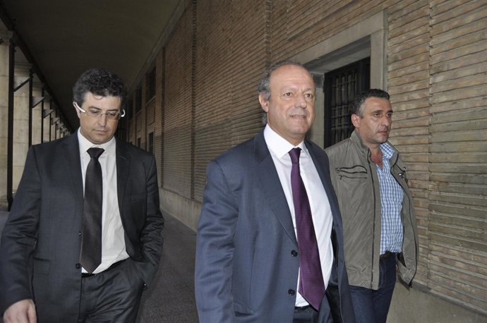 De izda. A dcha.: Jordán, un abogado y Bretón en los juzgados de Zaragoza