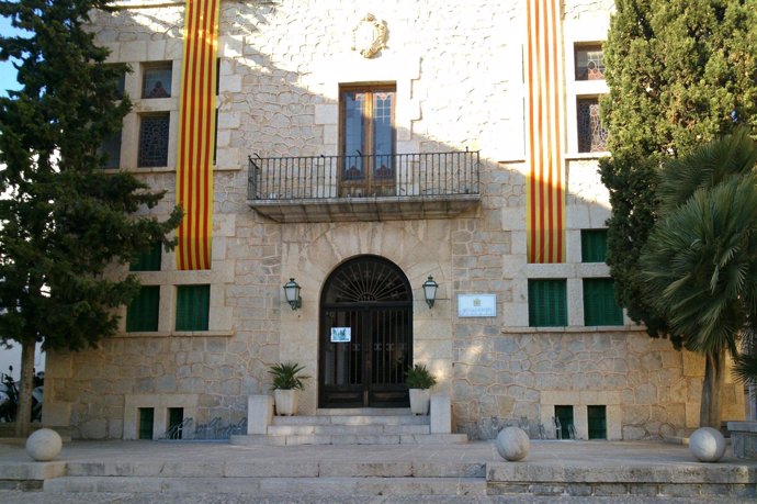Fachada del Ayuntamiento de Artà, con la bandera catalana