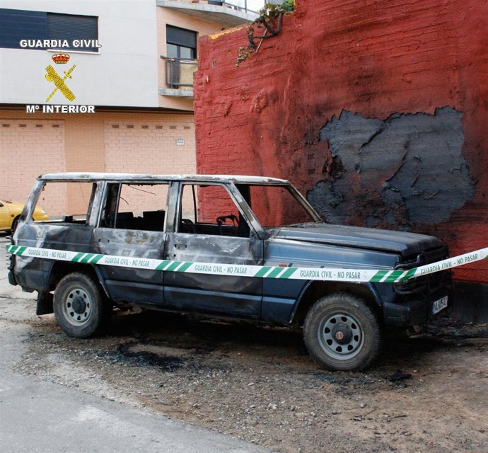 Vehículo quemado y fachada afectada por incendio en Villamediana