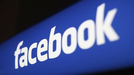 Foto de archivo del logo de Facebook en su casa matriz de Menlo Park, EEUU, ene 