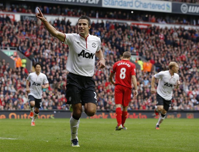 Van Persie celebra un gol ante el Liverpool