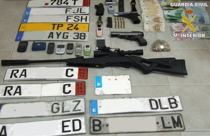 Efectos intervenidos a los presuntos asaltantes de la vivienda