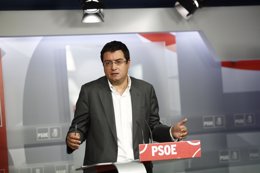 Óscar López en rueda de prensa en Ferraz
