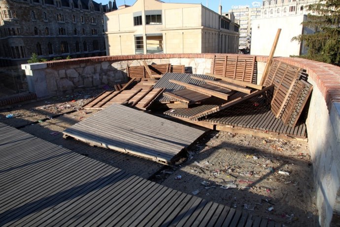 Entarimado arrancado en el tramo visitable de la muralla de León