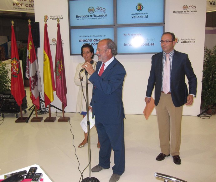 León de la Riva presenta el expositor del Ayuntamiento en la Feria de Muestras
