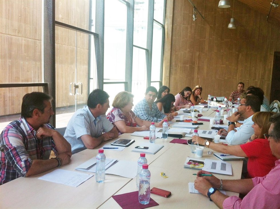 Reyes, cuarto por la izquierda, en la reunión con diputados socialistas.