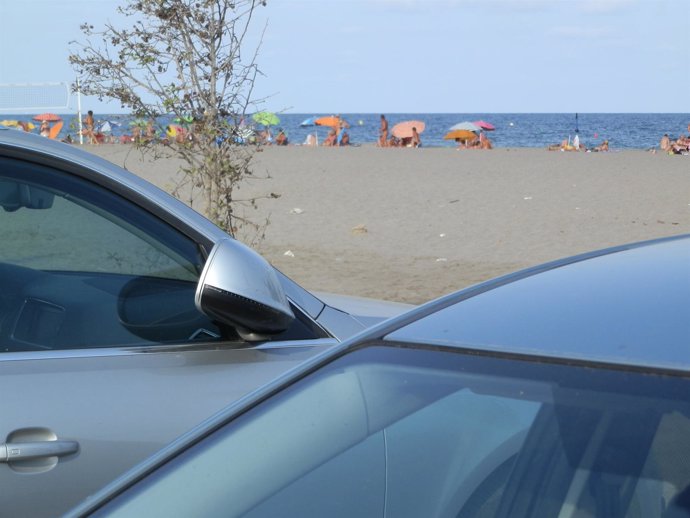 Turismos estacionados junto a la playa nudista de Vera 