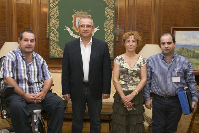 Enrique Maya junto a los representantes de la asociación Ibili