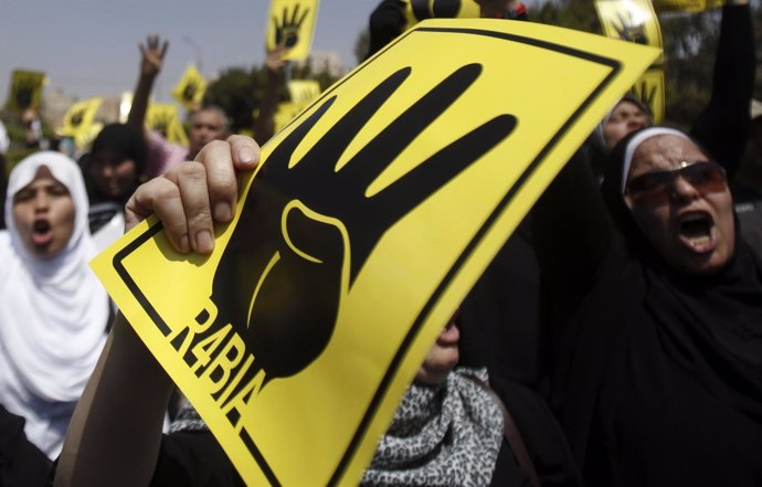 Miembros de Hermanos Musulmanes se manifiestan en El Cairo