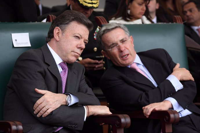 El Presidente De Colombia, Juan Manuel Santos, Con El Exmandatario Álvaro Uribe